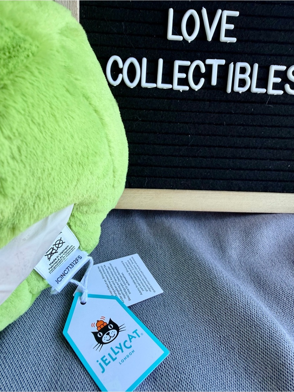 Authentic Jellycat Ricky Rain Frog - Picture 2 of 3
